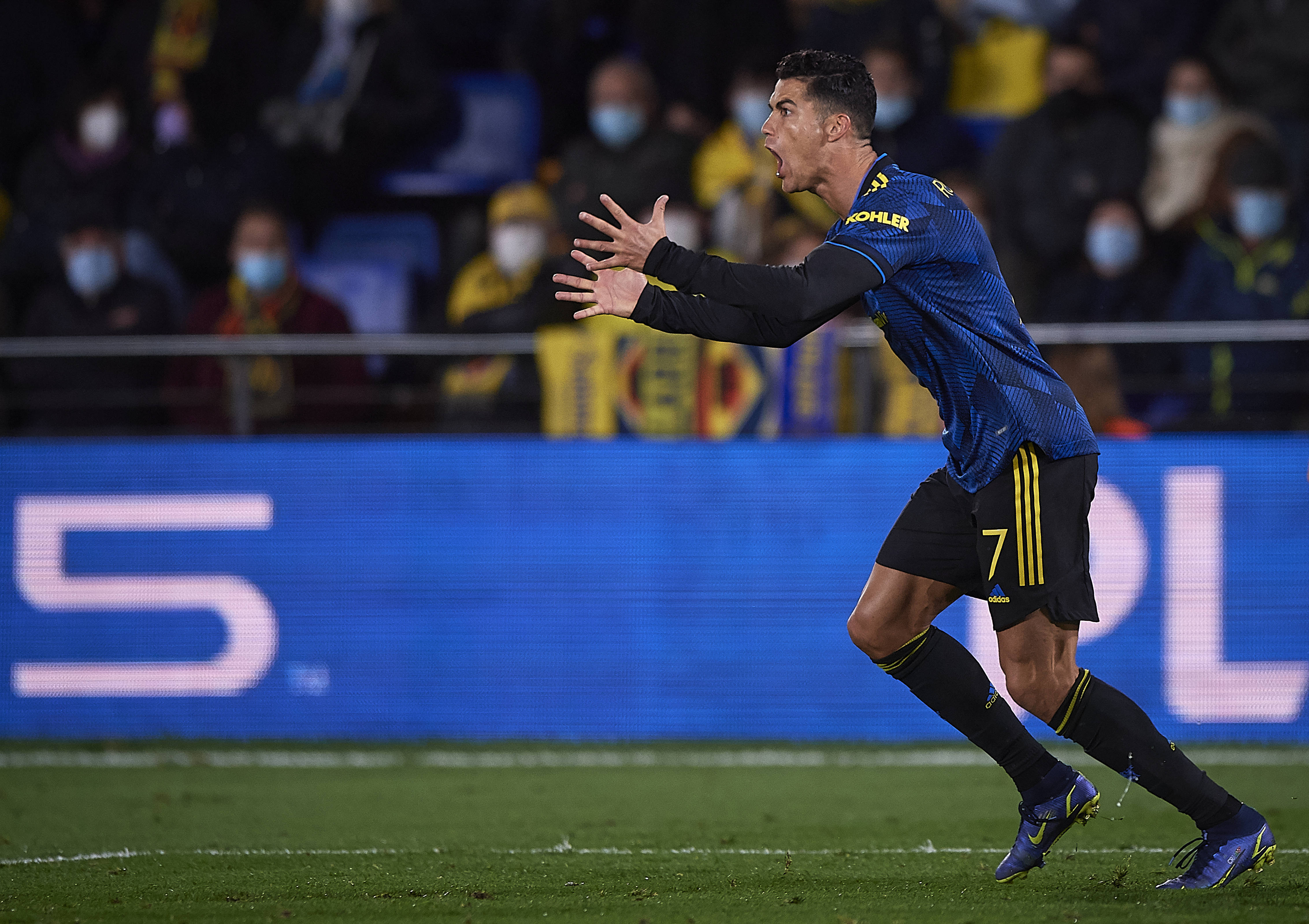 乐动体育官方网址包含里程碑夜！比利亚雷亚尔门线救险，社区盾国际比赛日刷纪录，质疑声仍在，团队化学反应显著的词条